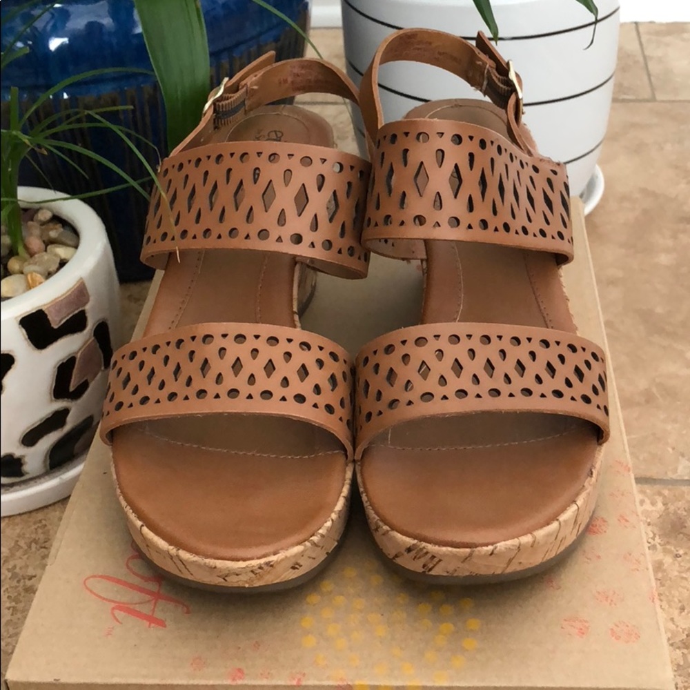 Eurosoft Leather Wedge Sandals :: Size 9